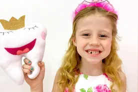 小女孩的牙齿松了，爸爸绞尽脑汁想办法让她的牙齿快点掉下来