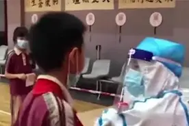 东莞男孩测核酸认出医护妈妈后递上“告白”纸条：我想你视频封面
