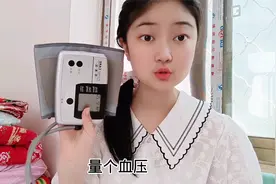 尿毒症女孩做完治疗，看到别人吃汉堡默默的咽口水 既好笑又心酸视频封面