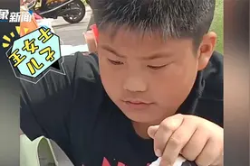 坐等后续！妈妈遇和儿子长得一模一样的孩子，网友：这事得问他爸视频封面