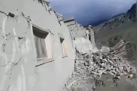 30秒看阿富汗地震后现场：房子倒塌成废墟 大批民众逃出等待救援视频封面