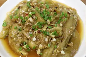 不用油炸，教你做不吸油的油焖茄子，味道不输饭店，比吃肉还过瘾视频封面