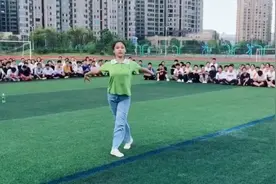 军训女同学拉丁舞惊艳全场，男同学也不甘示弱，全班瞬间疯狂！视频封面