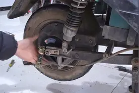 电动车为什么下雨天刹车会突然抱死？修车师傅告诉你真正的原因视频封面