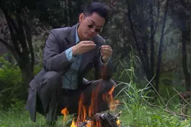 孤雁：小伙在荒郊烧东西，多大人了还玩火！小心晚上尿炕！视频封面