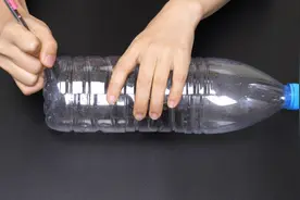 袜子太多没地方晾晒，用塑料瓶简单改造一下，轻松晾晒20双袜子视频封面