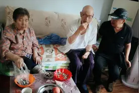 老爸休息，也不让大哥走，一会也离不开；糊涂老爸不吃葡萄说有毒视频封面