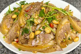 凉拌猪手的做法，皮脆肉香，肥而不腻，比饭店里做的还好吃