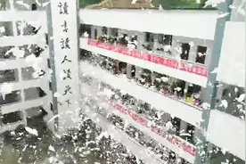 高三学生疯狂撕书解压：持续10分钟后主动下楼打扫视频封面