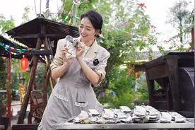 表嫂学会师傅秘方，反手就在农庄门口摆摊，2斤重的生蚝只卖一块