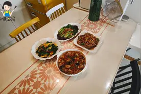 厨房忙碌一个小时，中午12点饭菜准时端上桌，孩子回家就有热饭吃视频封面