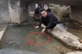 江西农村一口天然温泉，冒出100度左右的热水，3分钟就能煮熟鸡蛋视频封面