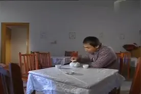 影视：黑老大在小店吃饭，一看老板娘成熟又性感，立马沦陷视频封面
