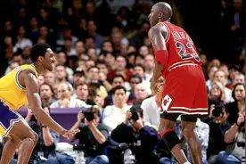 【NBA藏经阁】初生牛犊不怕虎！19岁科比33分对飚巅峰乔丹视频封面