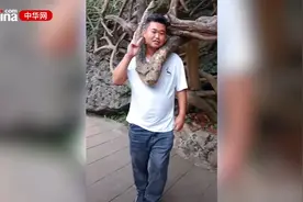搞笑！男子拍照把自己拍成景点 开心“比耶”后下一秒笑容消失视频封面