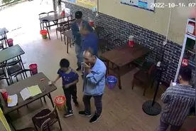 8岁小男孩给进店客人挨个派烟 父亲：成功把几个人留下来吃饭视频封面