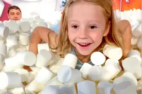 小菇凉跟爸爸在一个充满糖果的游乐园快乐的玩耍 # 亲子互动