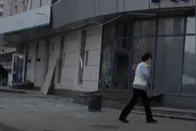 现场｜顿涅茨克被炸时母亲用身体挡住孩子都不幸身亡，报道员落泪视频封面