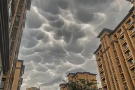 奇观！河南商丘暴雨后天空挂满乳状云，每块云朵可延伸约1.6公里视频封面