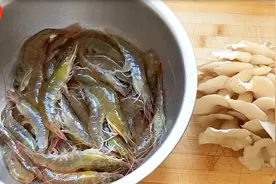 大虾加蘑菇百吃不厌的做法，我家一周吃3次，每次孩子都吃光，香