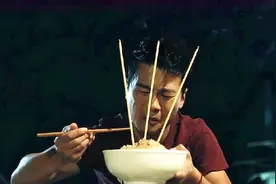 小伙子胆子真大，为了能看到鬼，竟在死过人的路口吃香灰拌饭视频封面