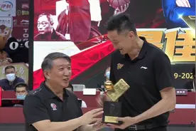 CBA常规赛最佳教练颁奖仪式：宫鲁鸣为杜锋颁奖视频封面