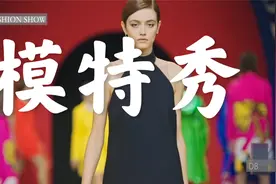 欧美时装模特深棕色的短发油光发亮，黑色的露肩贴身连体裙真潮视频封面