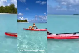 金·卡戴珊穿比基尼和小男友享受海滩乐趣，冲浪板摆姿势，很小心视频封面