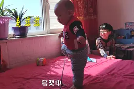 18个月的淇宝玩跳绳，被宝妈夸赞劲头十足，骄傲的停不下来视频封面