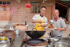 厨师长分享农家版“青椒肉丝”，一斤肉三种辣椒，一锅成菜就是香