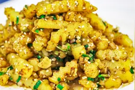 孜然土豆条怎样做？大厨分享一招，好吃简单，一人一盘不过瘾