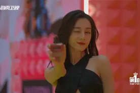 第1时尚-迪丽热巴现身三亚分享工作计划视频封面