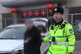 七旬老人图方便，伪造号牌被查处，依法刑事拘留视频封面