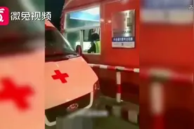 救护车被收通行费，是否合理？来看记者调查视频封面