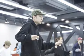 90后小伙边工作边跳街舞，参加街舞节目，获易烊千玺拥抱视频封面