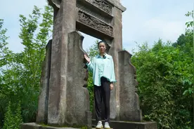 深山里发现一座石碑，雕刻得真是气派，这是干什么用的呢？视频封面