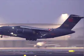 运20“首战” 携千名军医数百吨物资增援武汉视频封面