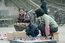 鸡毛：亲妈在摆路边摊，儿子调皮拿绳子绑着玩，没想竟发现大商机视频封面