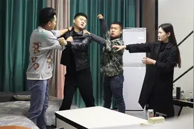 三兄弟争母亲遗产大打出手，小妹一句话让他们和好如初，结局感人视频封面