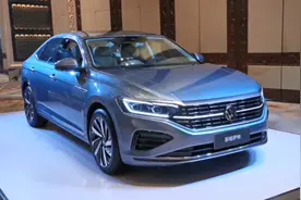 18万起售！加长加重还降价，升级外观内饰，2022款大众帕萨特亮相视频封面