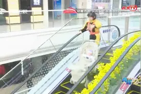 推着婴儿车乘自动扶梯，这可真是太危险了！婴儿车当场翻车视频封面