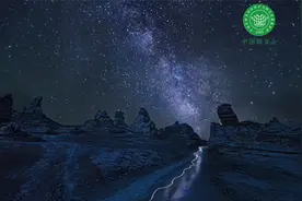 荒凉戈壁、浩瀚星空、雅丹地貌—青海柴达木的美尽收眼底视频封面