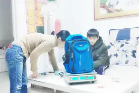 6年级孩子书包到底有多重？妈妈用秤称完后，心疼坏了视频封面