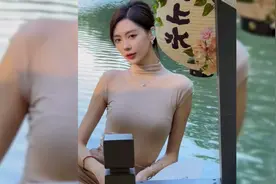 女游客被西湖划船大爷教拍照姿势，看到最后成片网友被惊艳到！视频封面