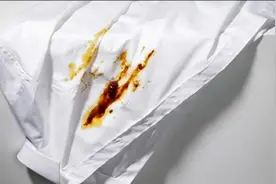 白衣服沾上油污万万别直接用水洗，教你一招，轻轻一搓立马变白净