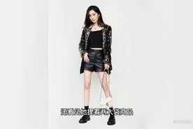 杨幂逛街购物被偶遇！身穿黑T搭配渔网袜，白皙大长腿太吸睛视频封面