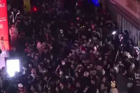 韩国梨泰院踩踏遇难者抚恤金为2000万韩元 约合人民币10万元视频封面