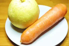 雪梨胡萝卜一起熬汤，小孩大人都爱喝，润肺好吃有营养