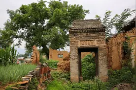 西安少陵原上有座明代四合院，垂花门砖雕精美无比，古宅已废弃视频封面