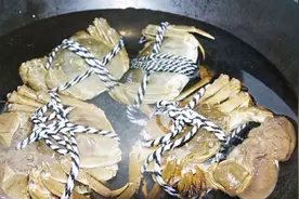 煮螃蟹时应该用热水还是用冷水，很多人都不清楚，难怪不好吃视频封面